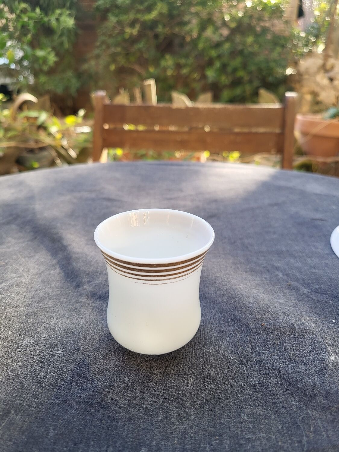 Night service in opaline Miniature dinette