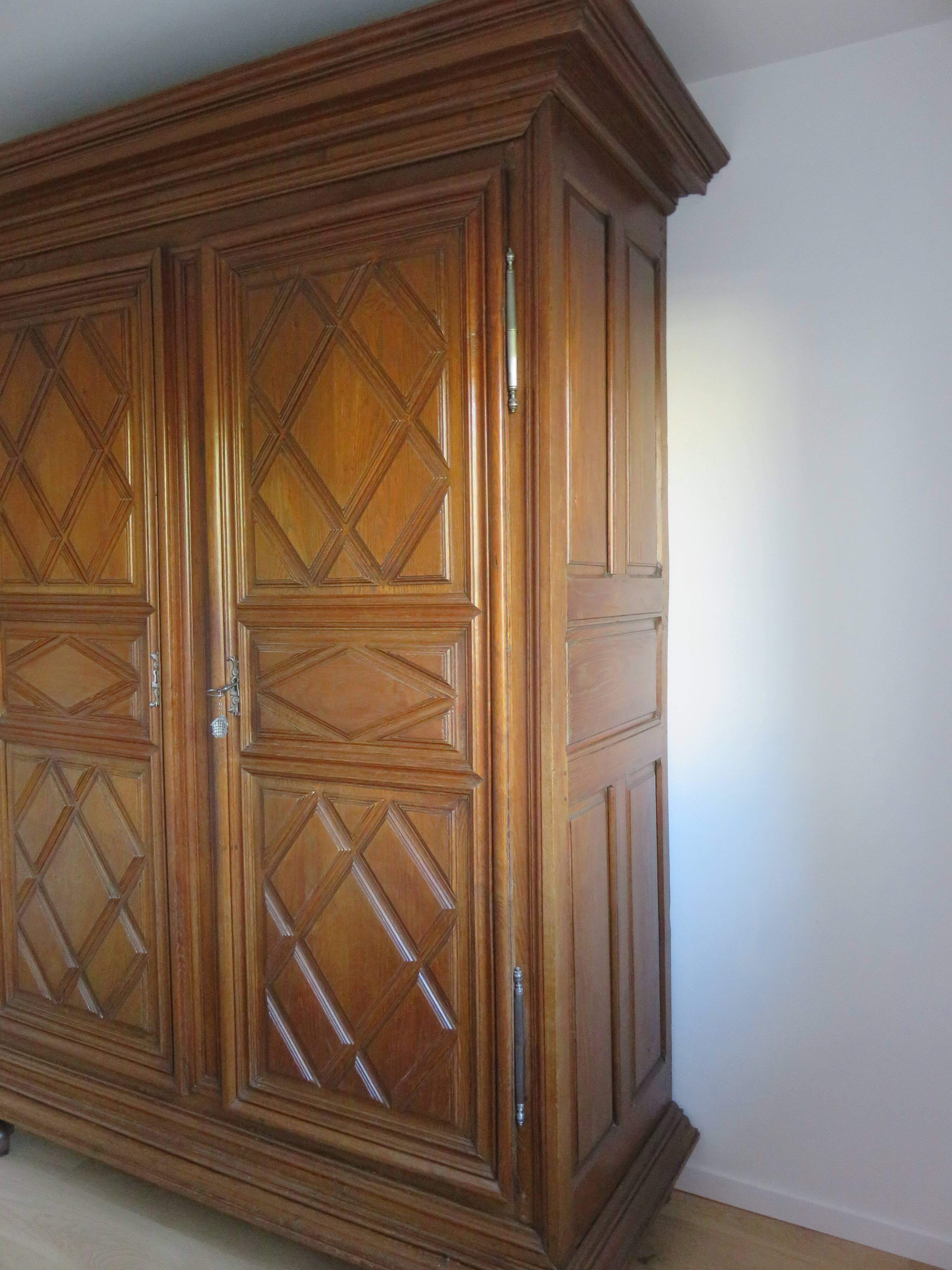 Louis XIII wardrobe in solid walnut