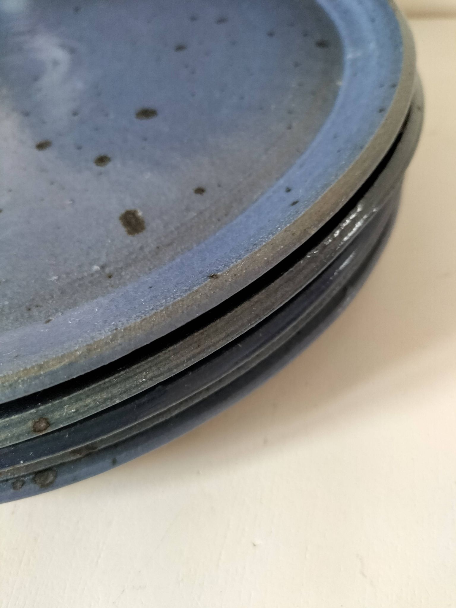 6 assiettes plates en grès artisanal bleu nuit moucheté