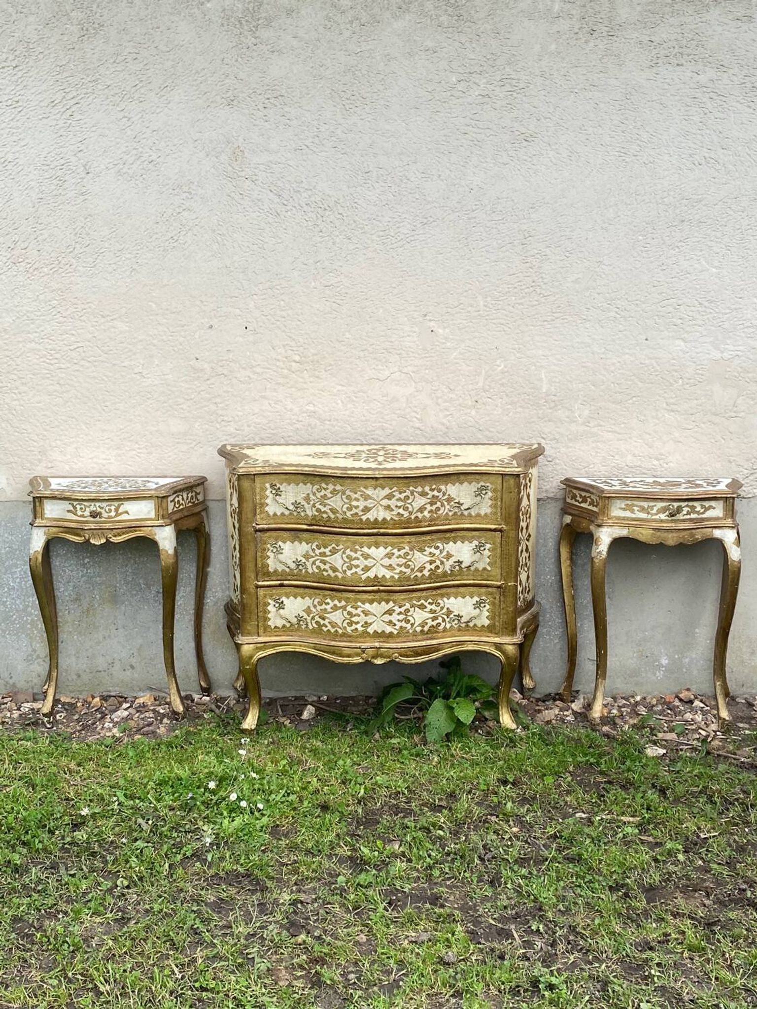 Paires de chevets florentins en bois doré