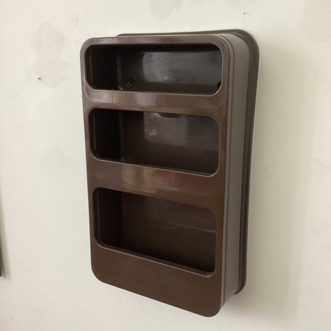 Brown plastic wall shelf Janlin Viaud