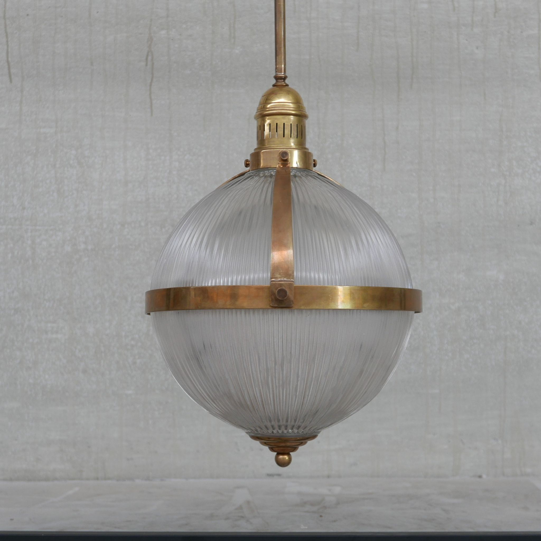 Suspension en laiton et en verre de style holophane du milieu du siècle