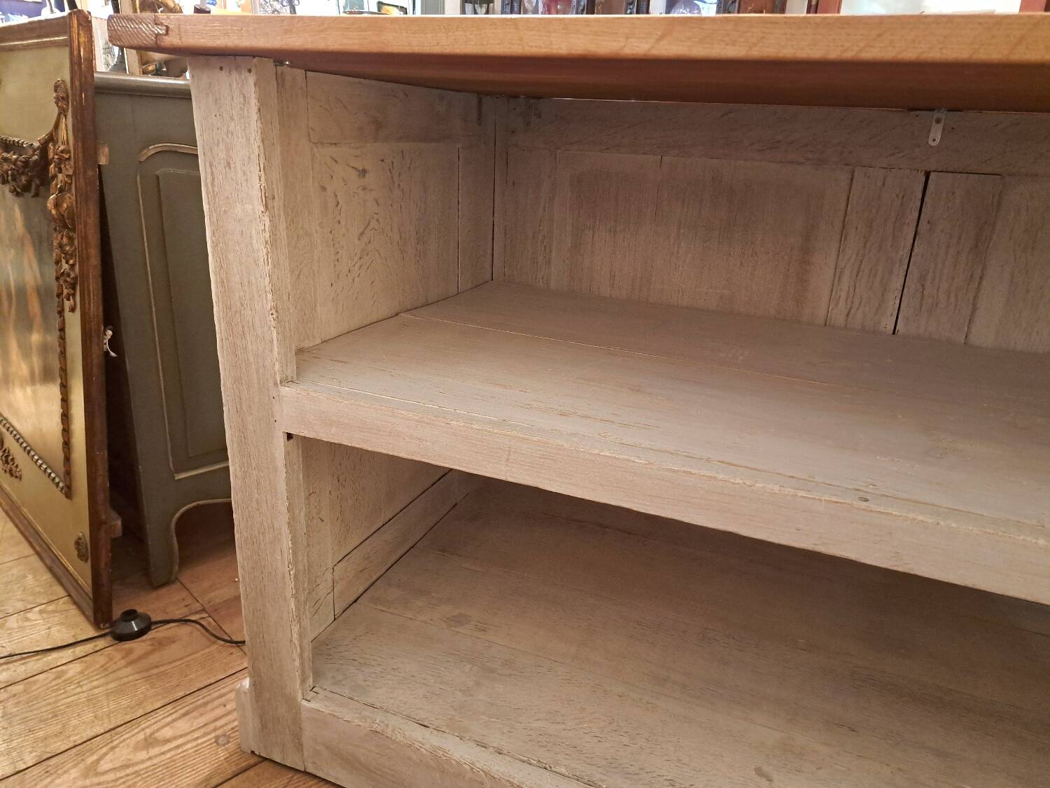 Counter from the late 19th century in patinated oak.