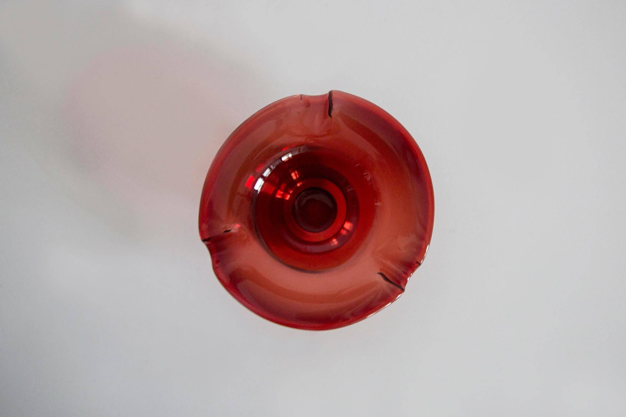 Cendrier en Verre Rouge du Milieu du Siècle, Italie, 1970s