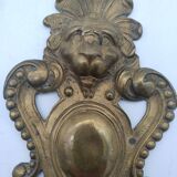 Tête de lion en laiton  . Déco meuble, reste de heurtoir ou grand cache clou ?