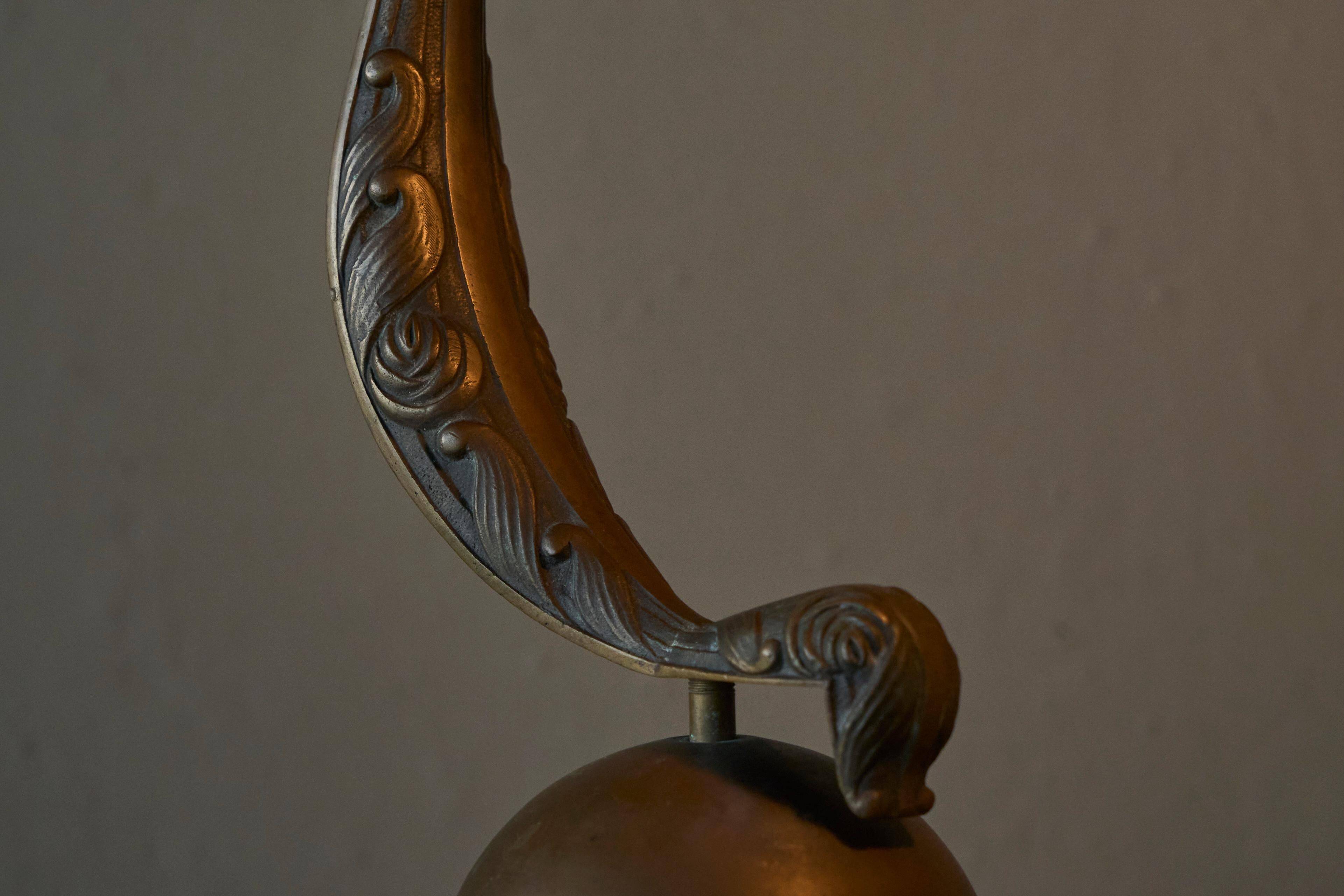 Sculptural table lamp in brass and opaline glass, early 20th century.