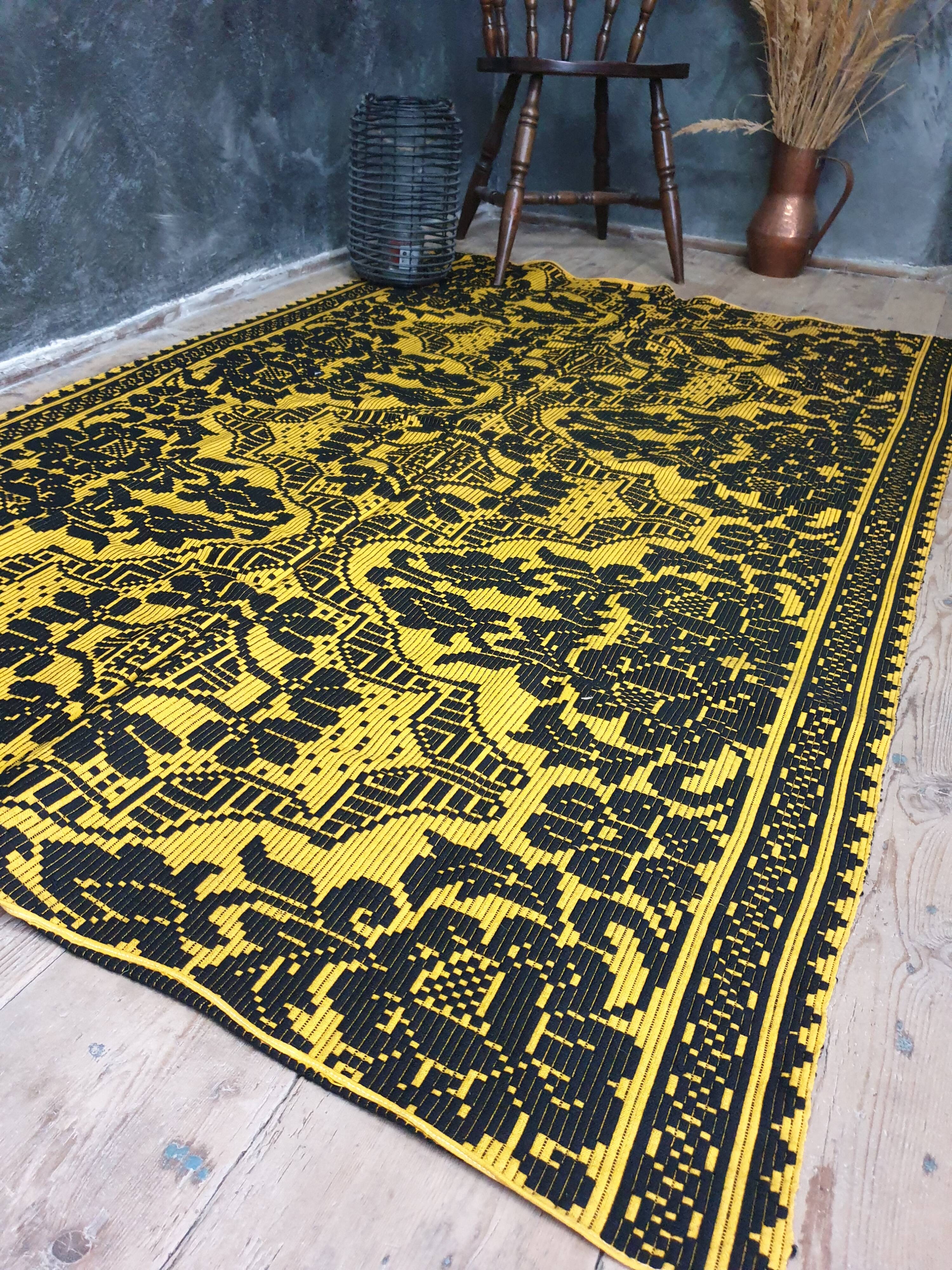 Wool handwoven yellow rug Romanian rug. Teppich. Tapis roumain. Romania