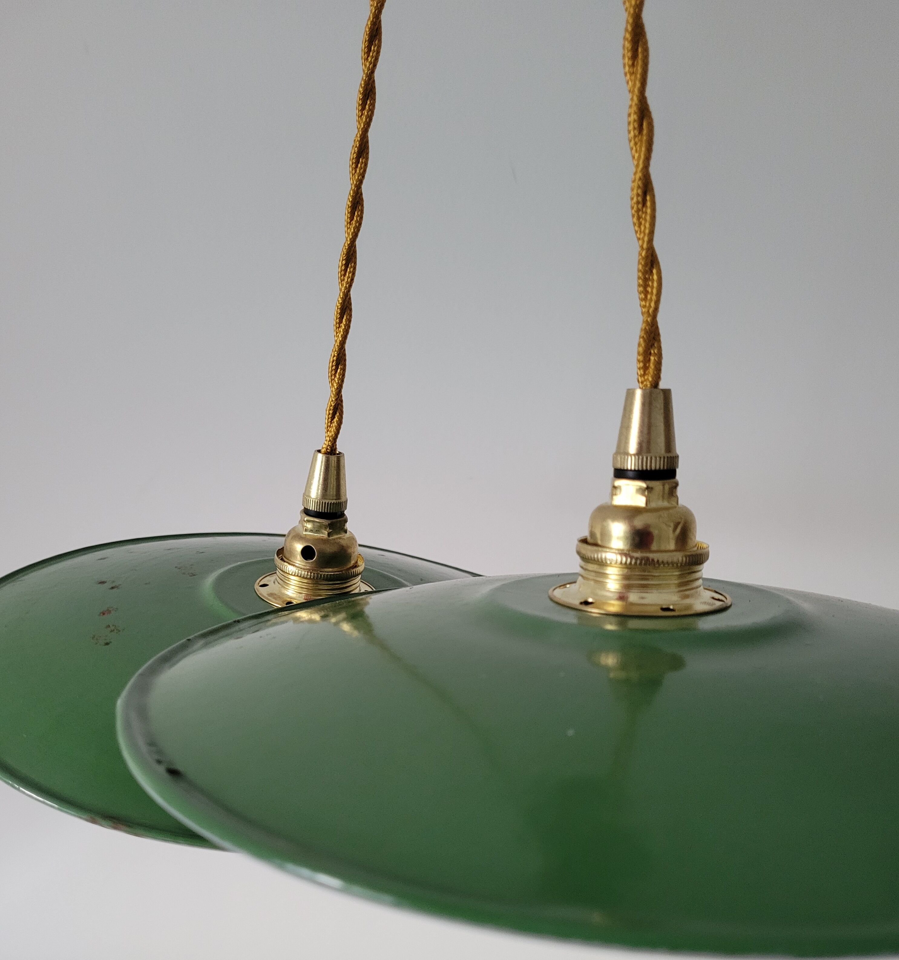 Pair of enamelled suspensions