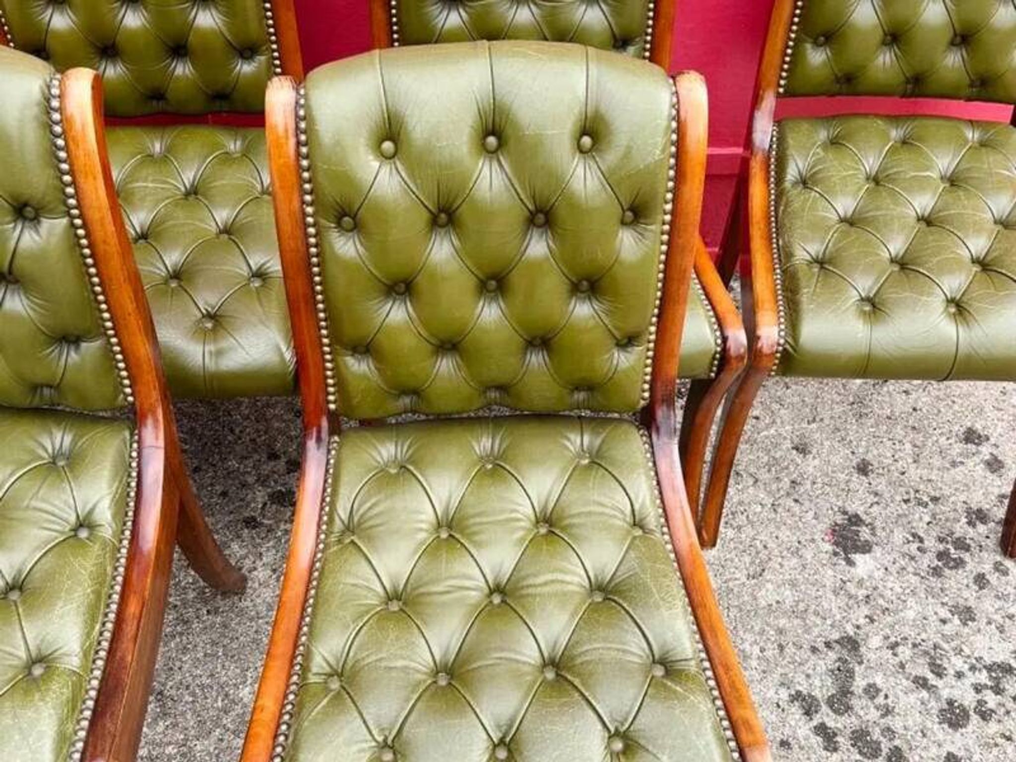 Suite de 6 chaises anglaise Cherterfield en cuir vert