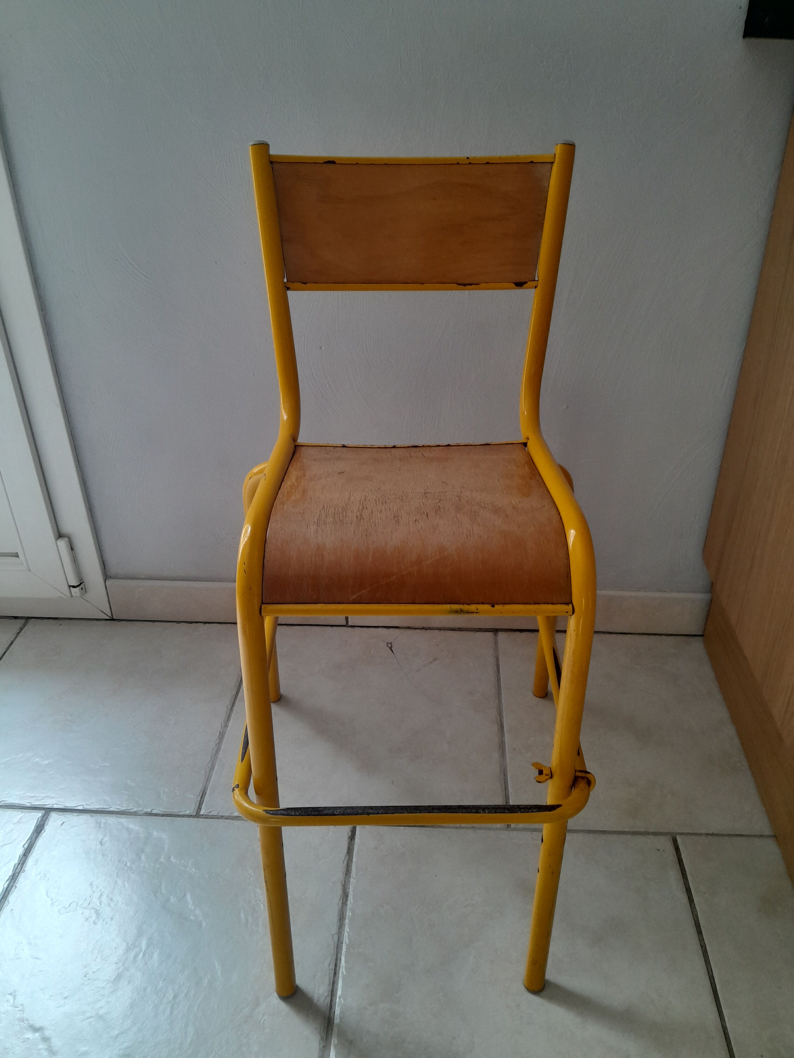 Chaise haute d'école vintage