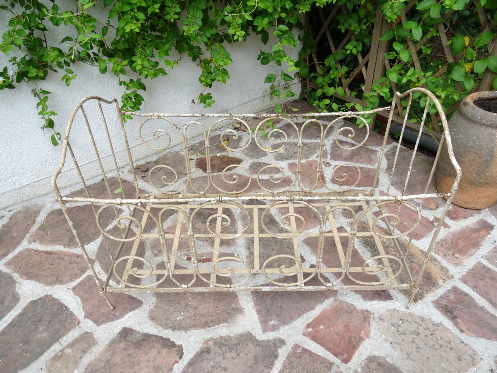 Lit banquette pliant en fer forgé