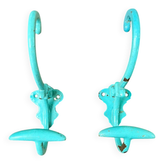 Paire de patères murales en métal peint