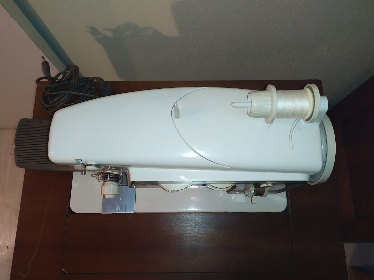 Furniture singer 700 and sewing machine