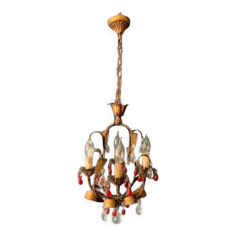 Antique chandelier in gilded sheet metal and red and white crystal pendants, 1900