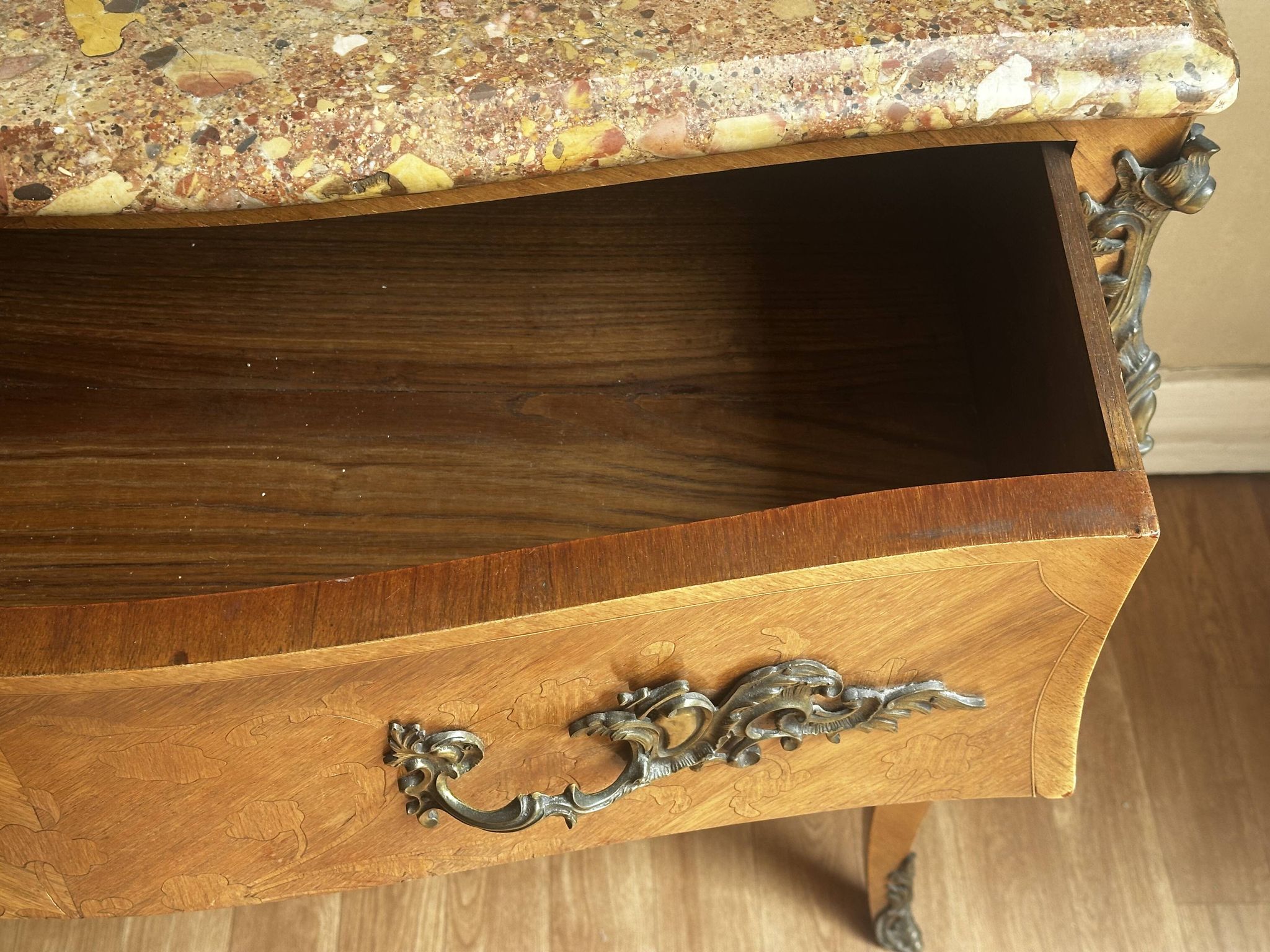 Commode galbée marquetée style Louis XV – plateau marbre- 19 e siècle