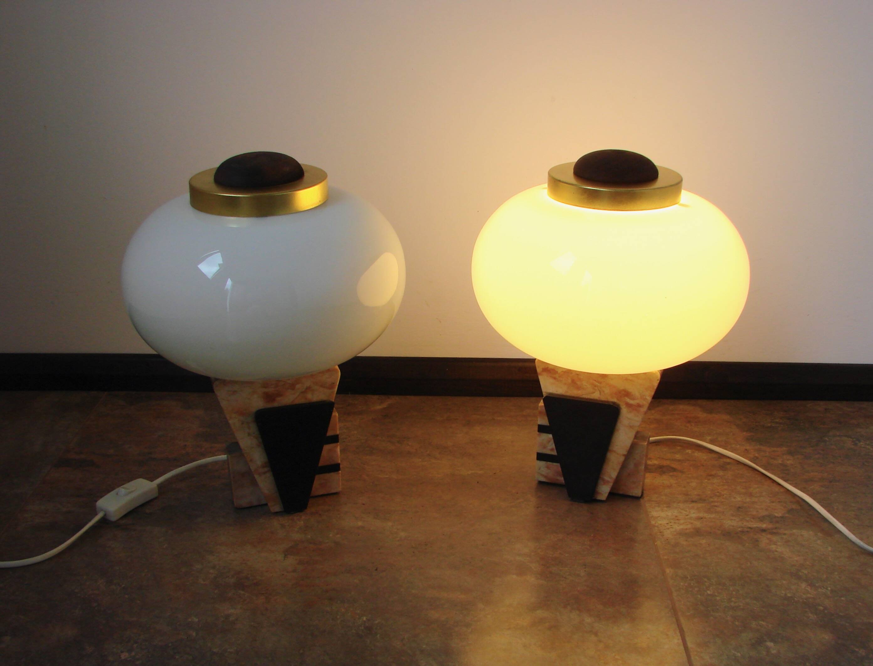 Une paire de lampes de table de style Art Déco, années 1950.