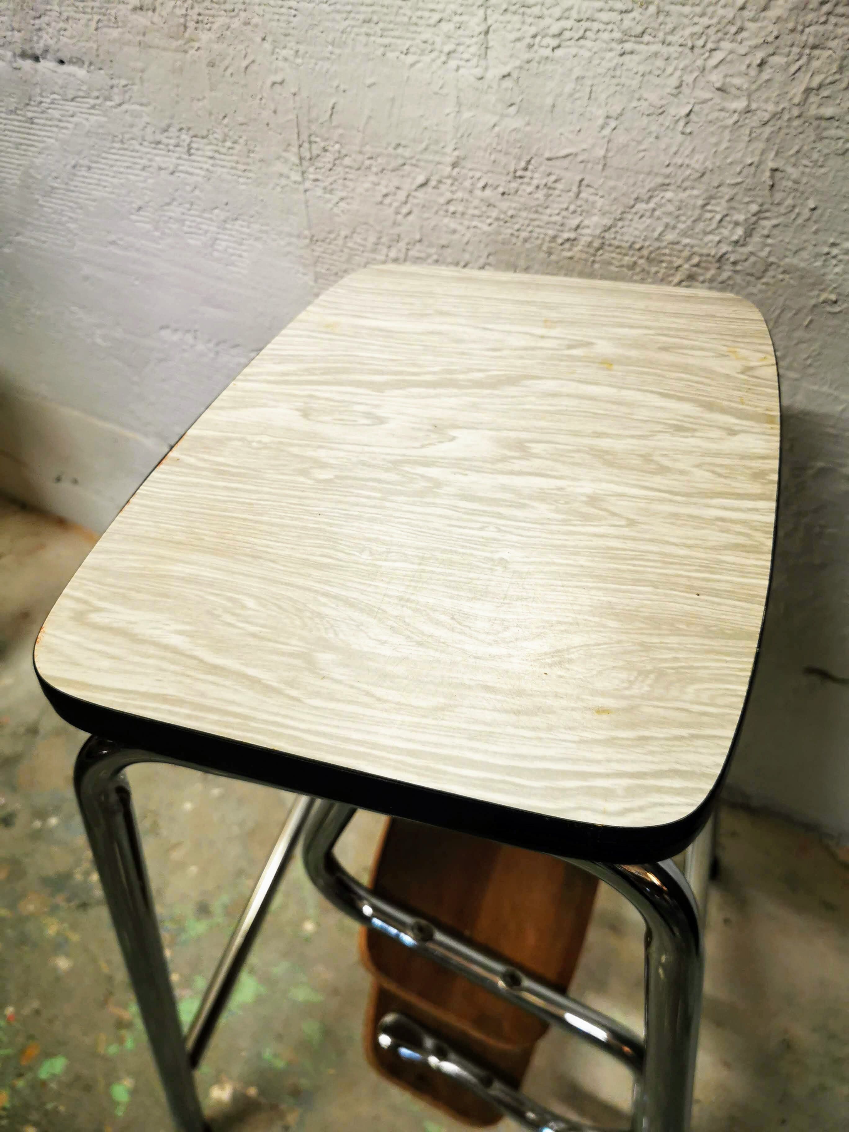 Retractable foot step ladder