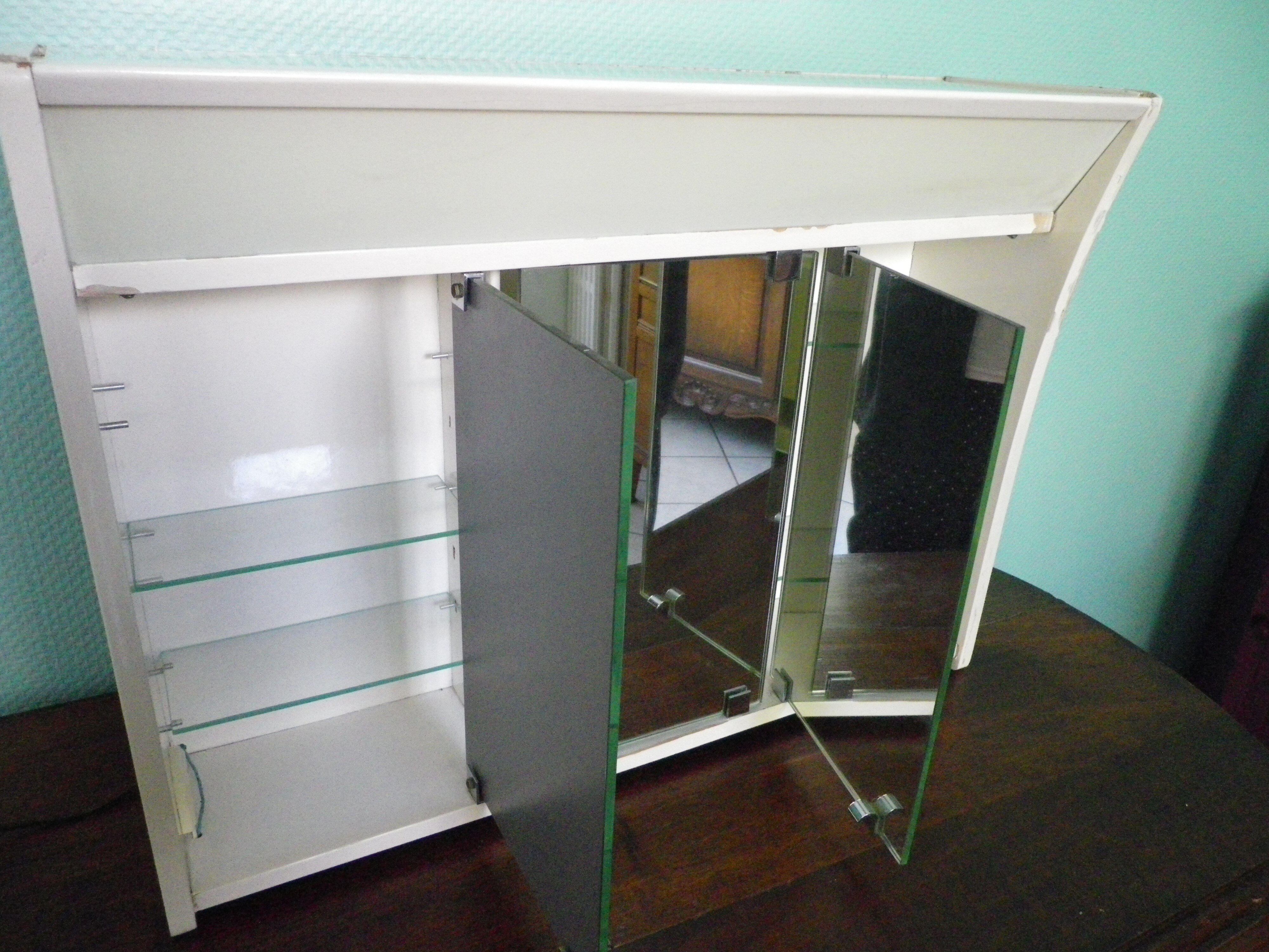 Pharmacy cabinet, 3 mirror doors, double lighting, power outlet and Bakelite switch