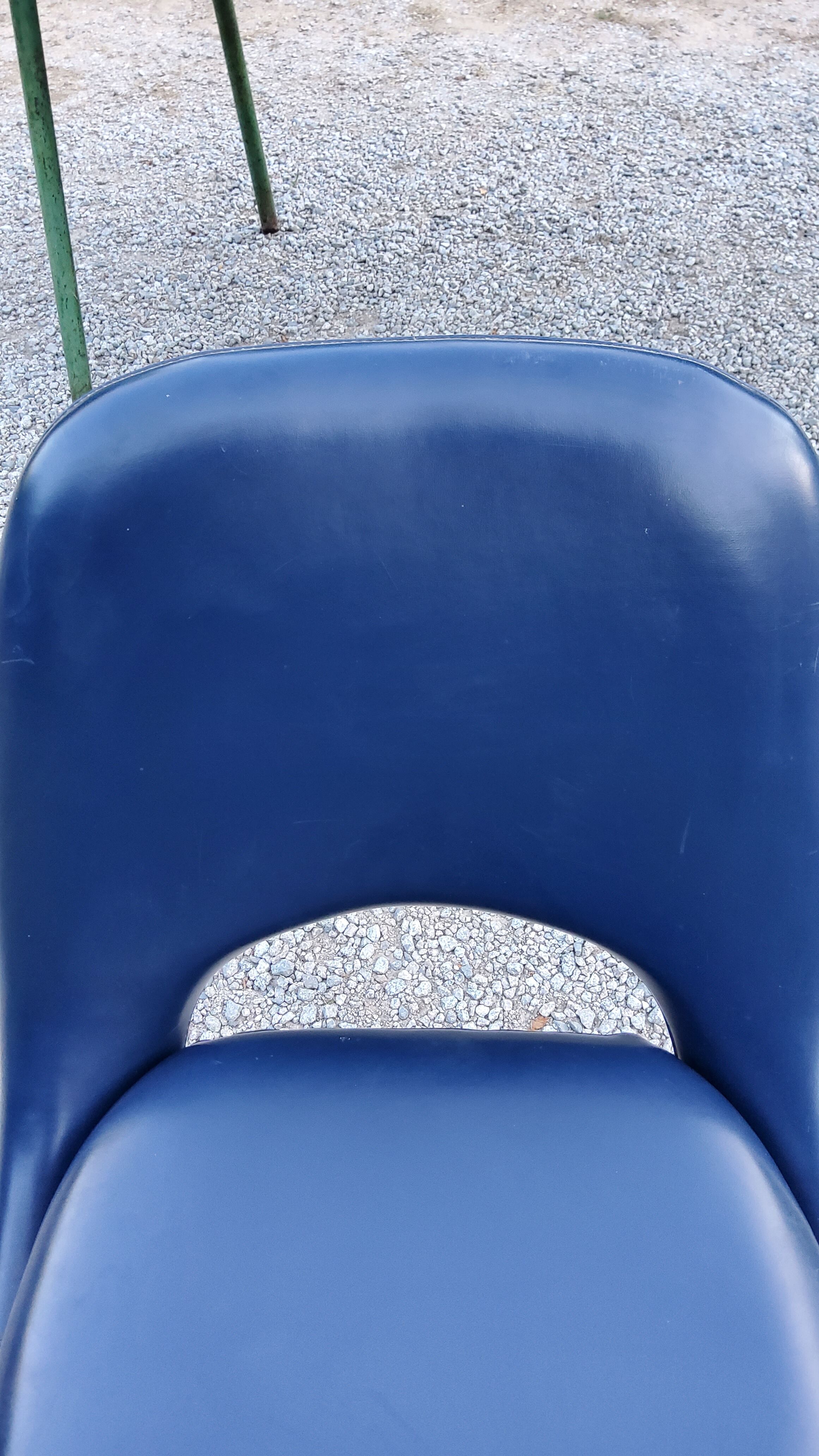 Chaise des années 70 Henry Colomer tubes chromés et skaï bleu marine