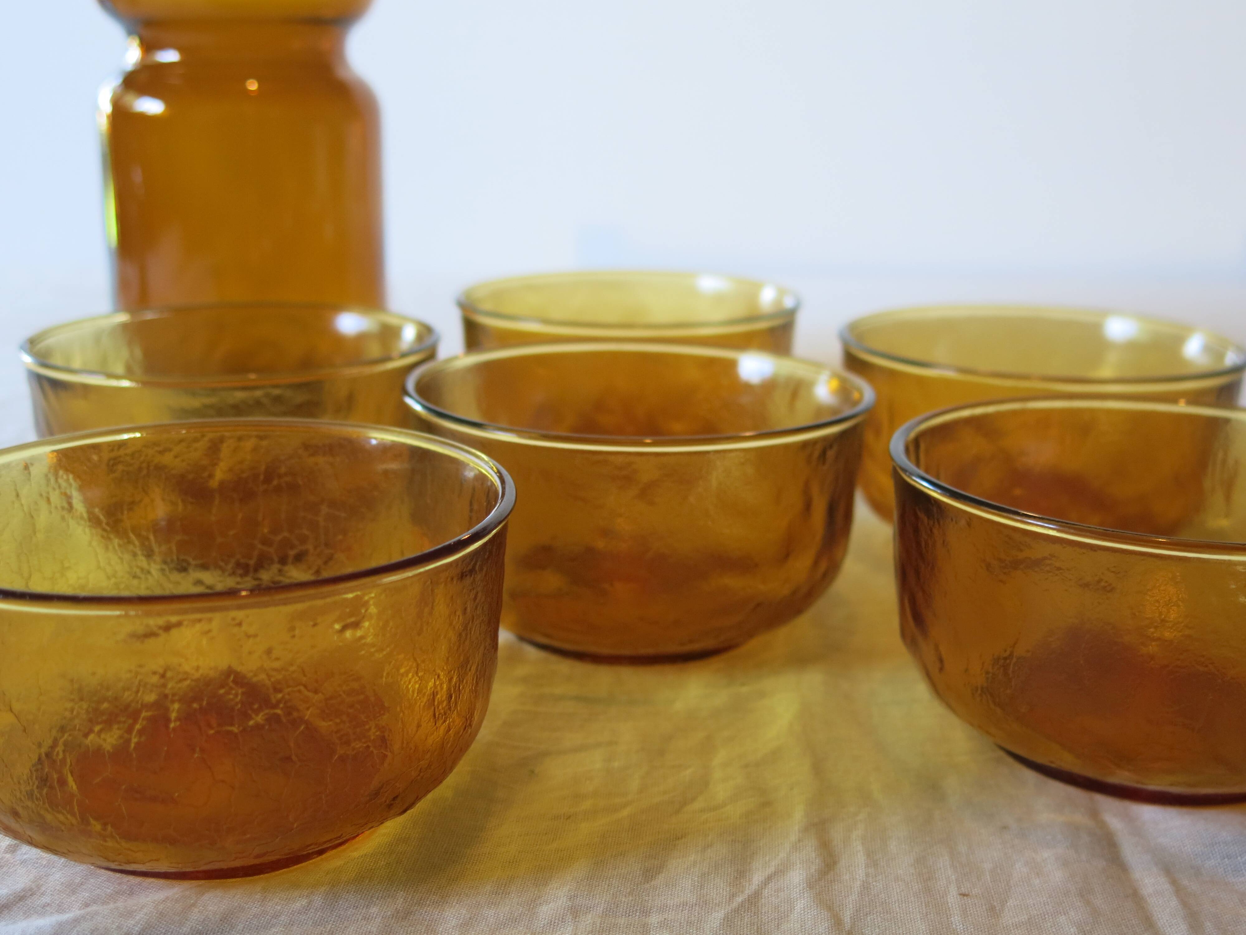 6 bols en verre opaque jaune de chez Lever en très bon état.