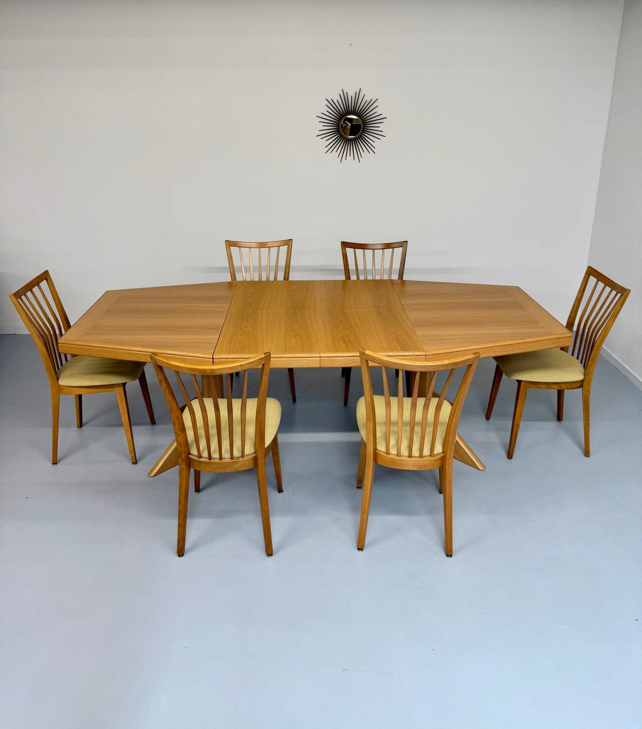Ancienne table en bois massif octogonal a rallonge design Girsberger