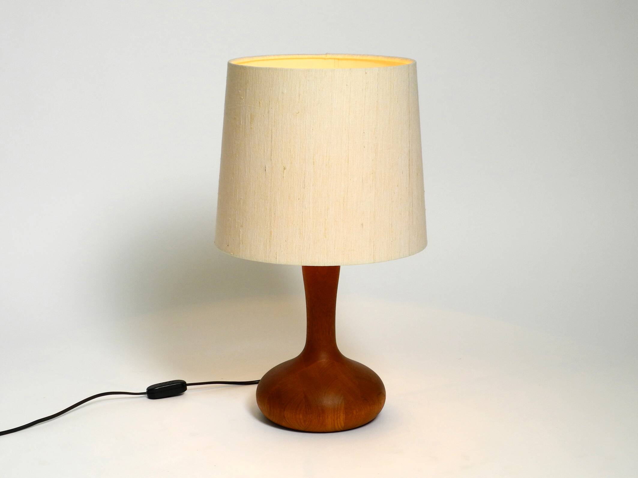 Beautiful minimalist 80s DOMUS teak table lamp with original wild silk fabr