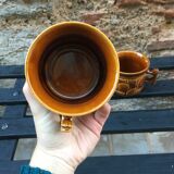 Deux tasses à café marron
