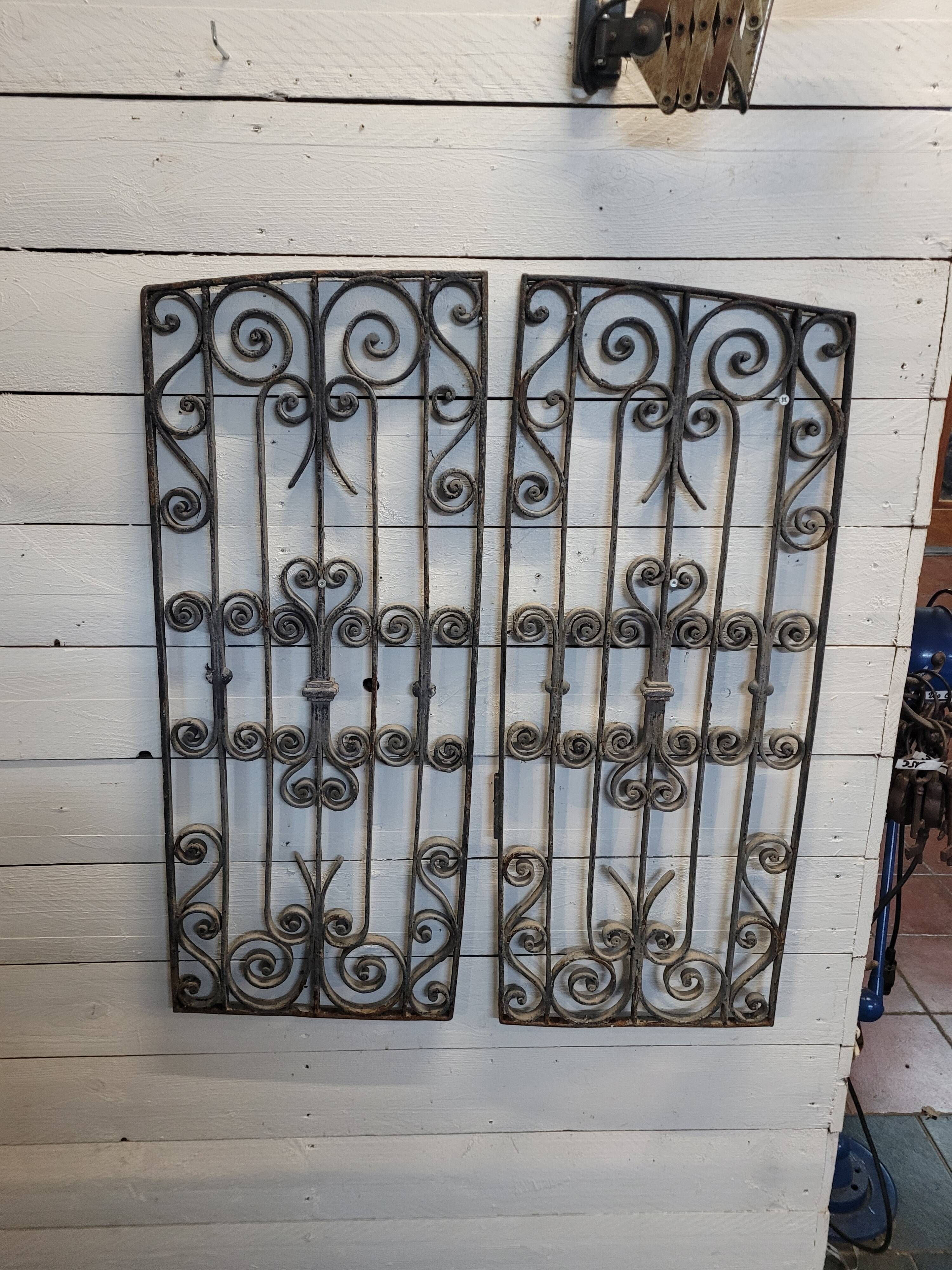 Ancienne paire de grilles en fer forgé