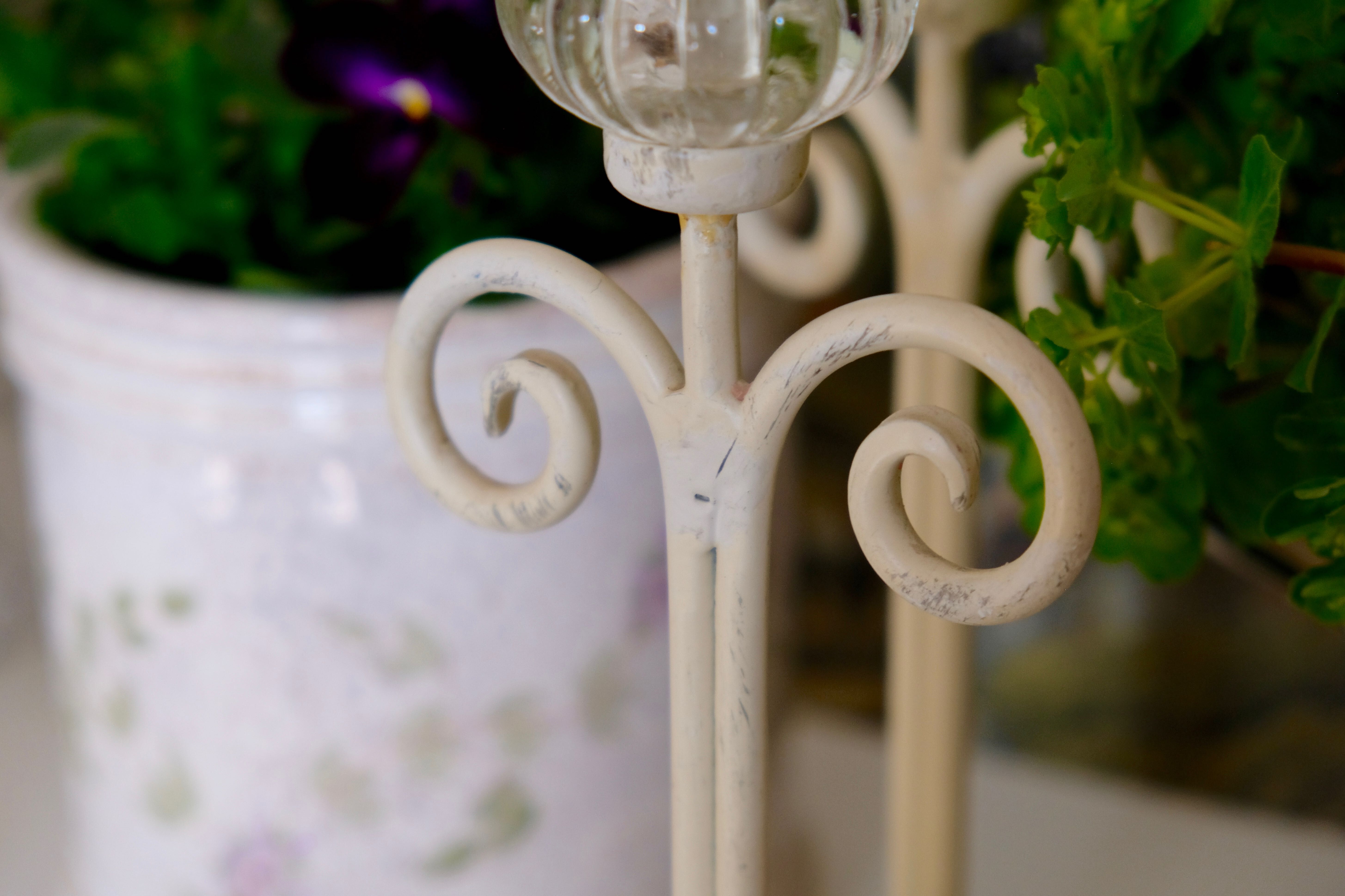 Set of 2 candle holders flower painted metal and glass