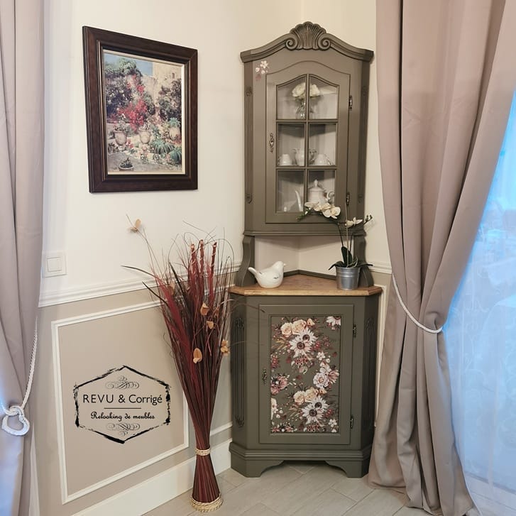 Corner cabinet