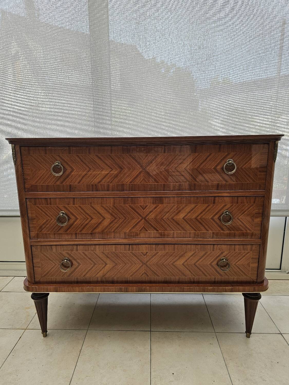 Chest of drawers with 3 drawers in solid wood with marquetry.