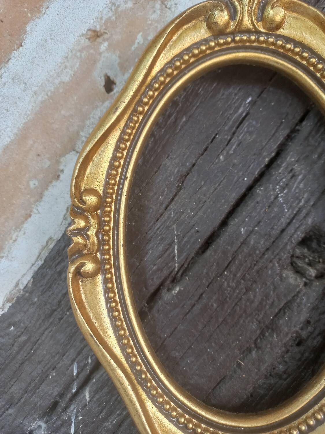 Stylized oval gold frame