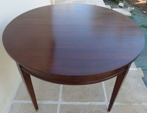 Table ronde en acajou ronde et placage acajou pied gaine à sabot laiton sty