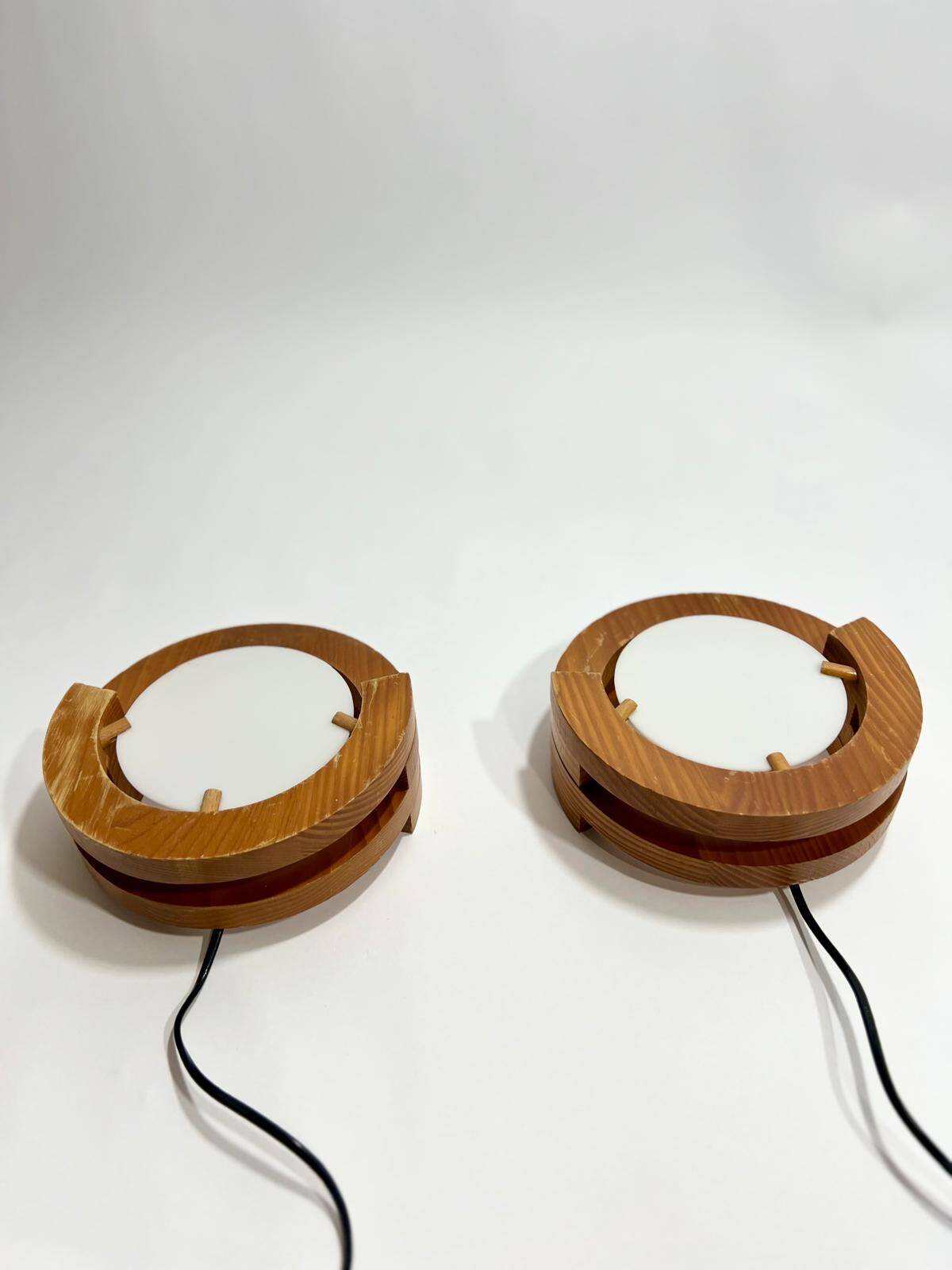 Vintage design wall light in pine and plexiglass, 1970s