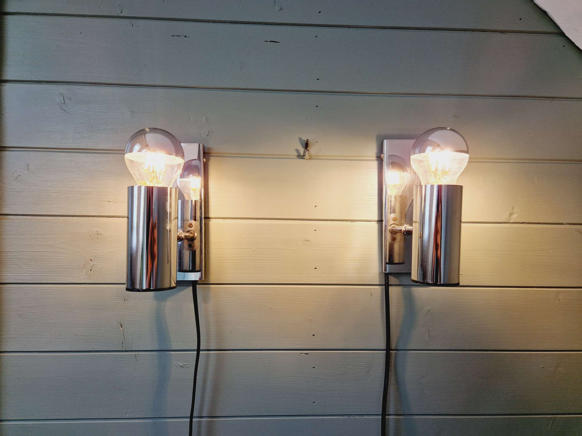 Pair of tubular wall sconces in chrome metal, 1970.