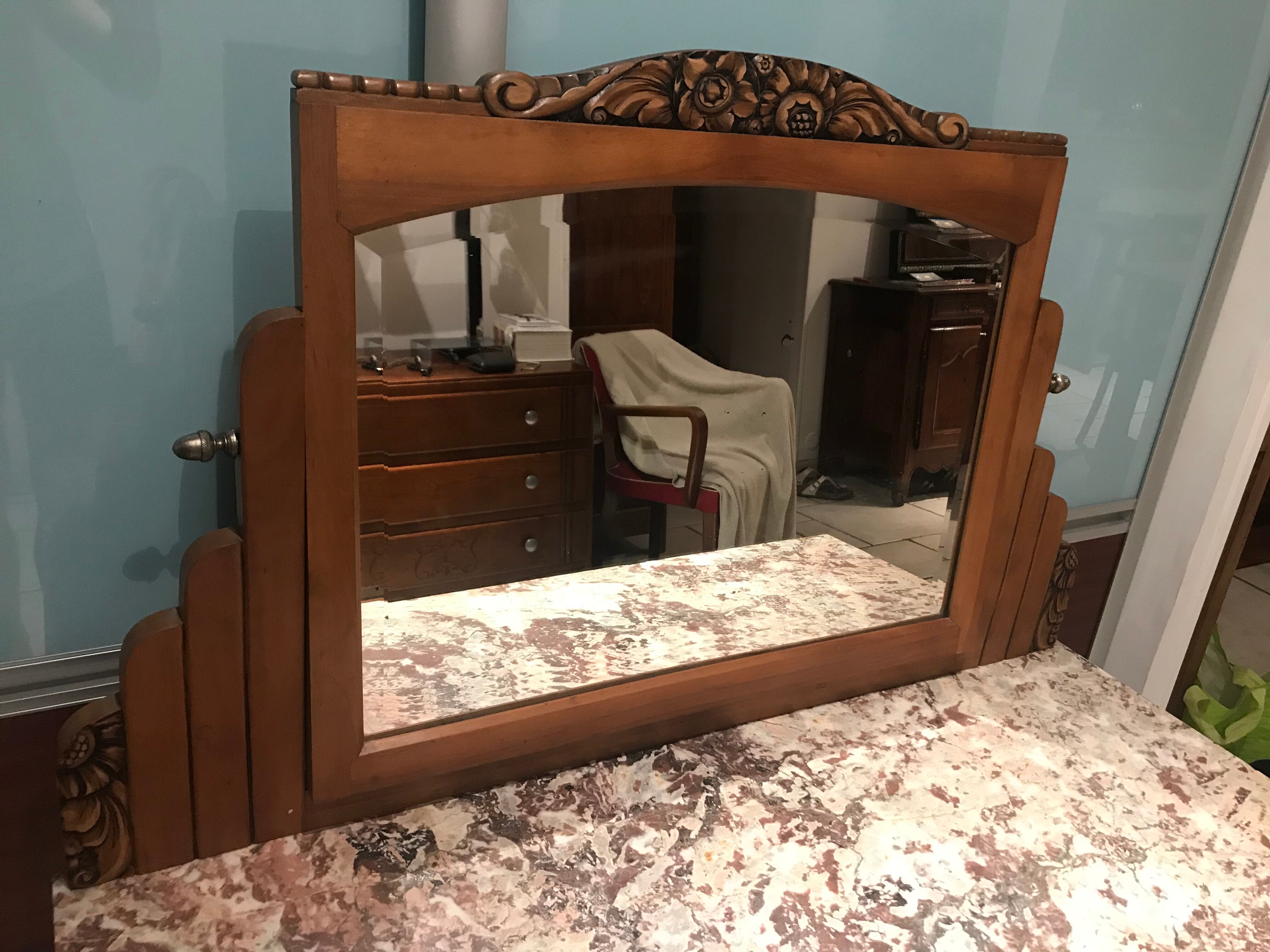 Art Deco era hairdresser