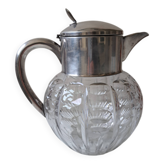 Cut crystal jug with ice compartment