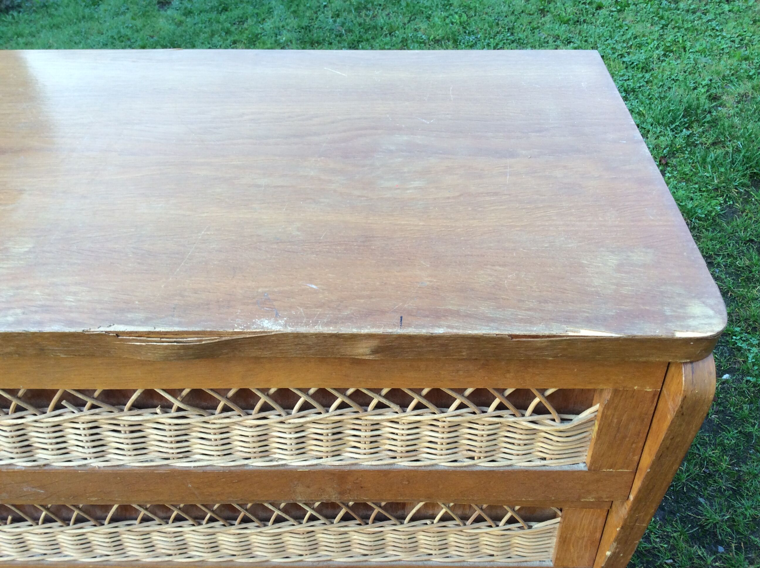 Vintage oak-plated chest of drawers and rattan with compass base as it is.