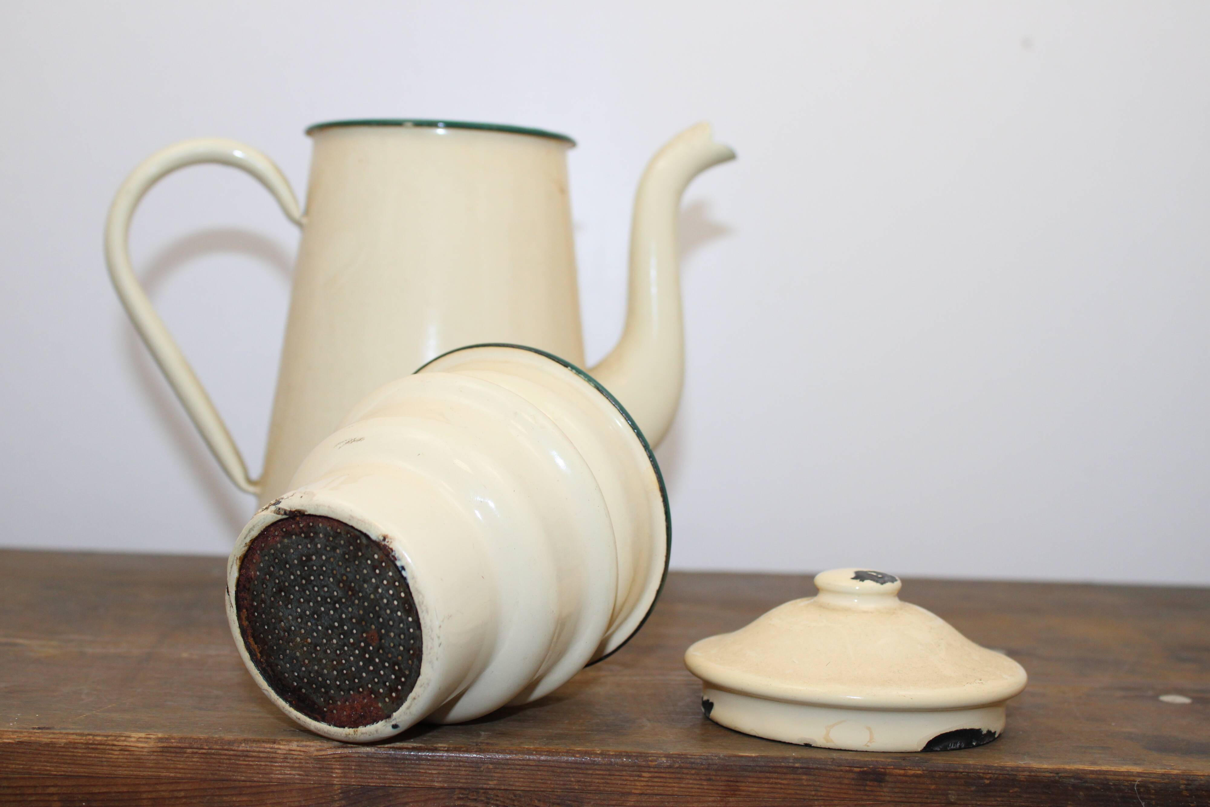 Enamelled sheet metal teapot