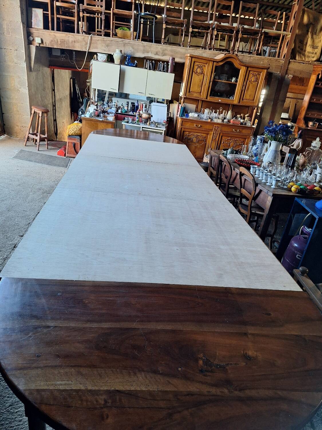 Old walnut carpenter's table, extendable for 18 people.