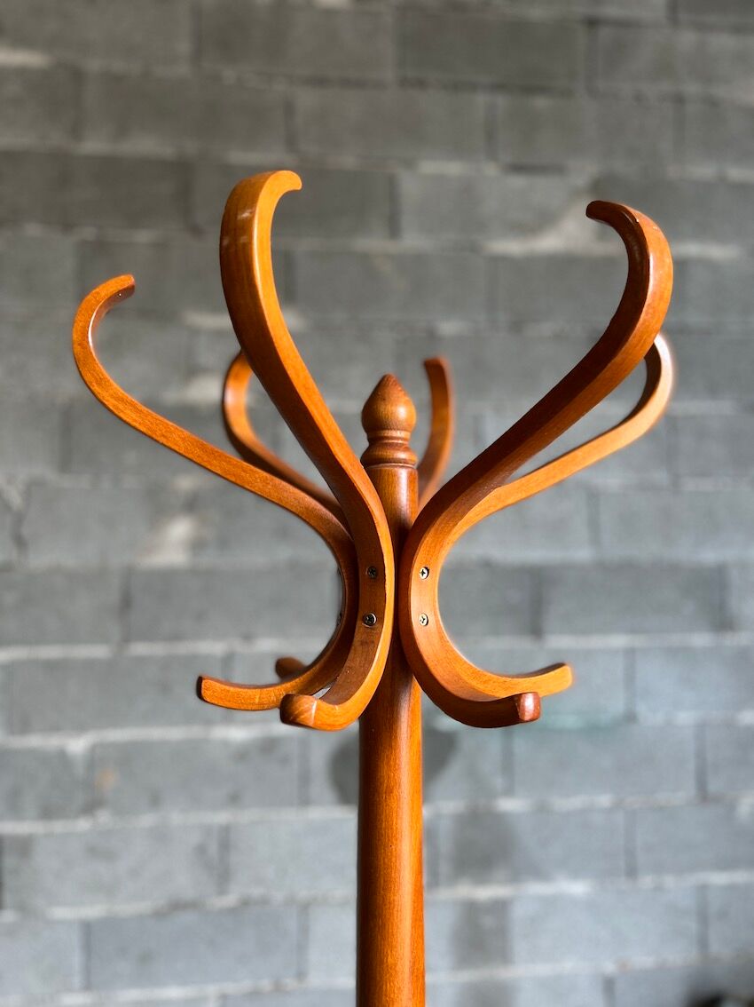 Baumann parrot coat rack