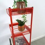 Rood metalen winkelvitrine winkelrek met manden vintage