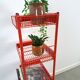 Rood metalen winkelvitrine winkelrek met manden vintage