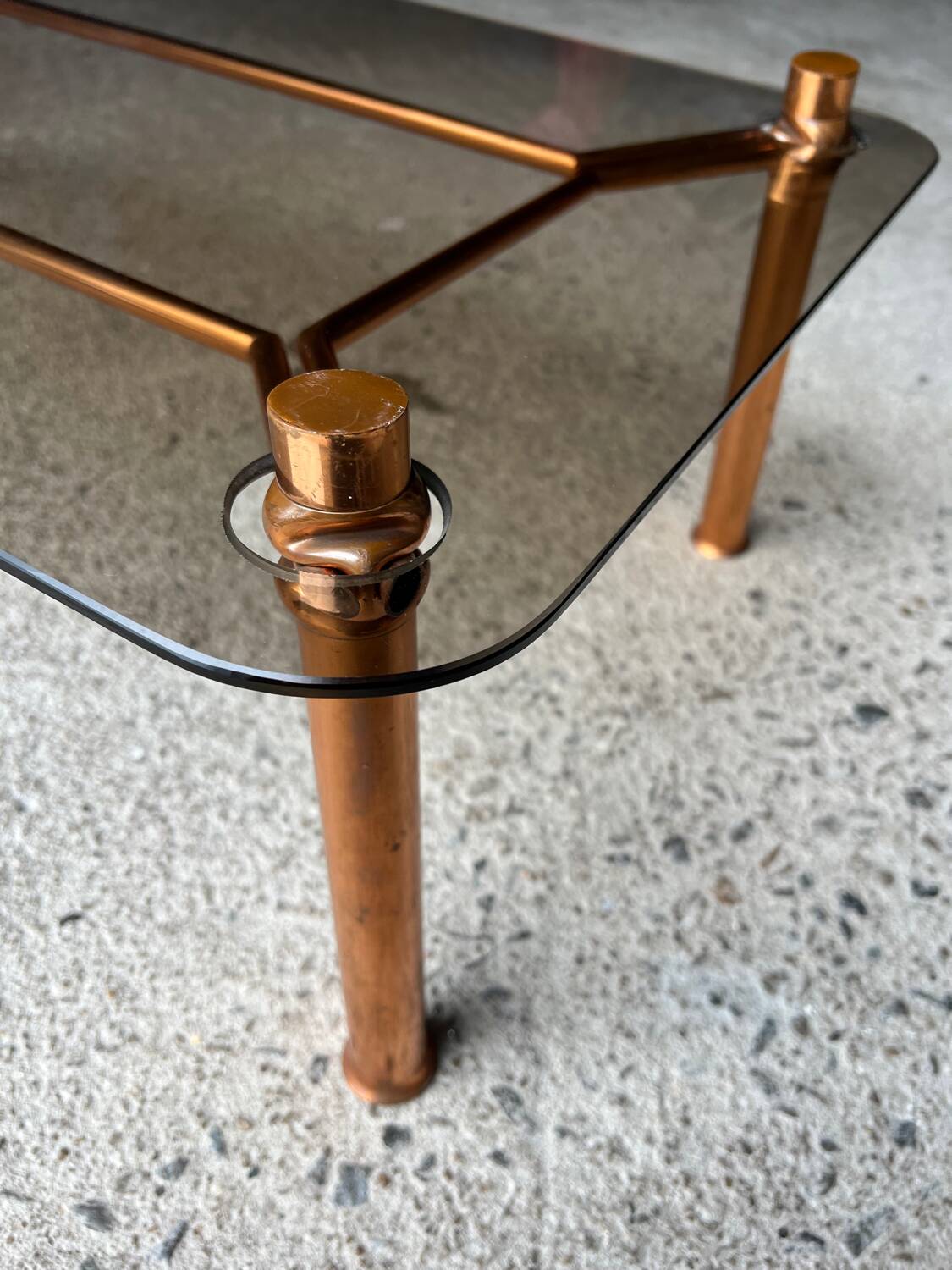 Table basse vintage cuivree 1950