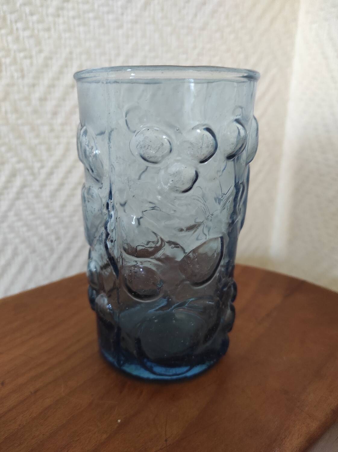 Verre bleu avec décor en relief de fruits