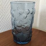 Verre bleu avec décor en relief de fruits