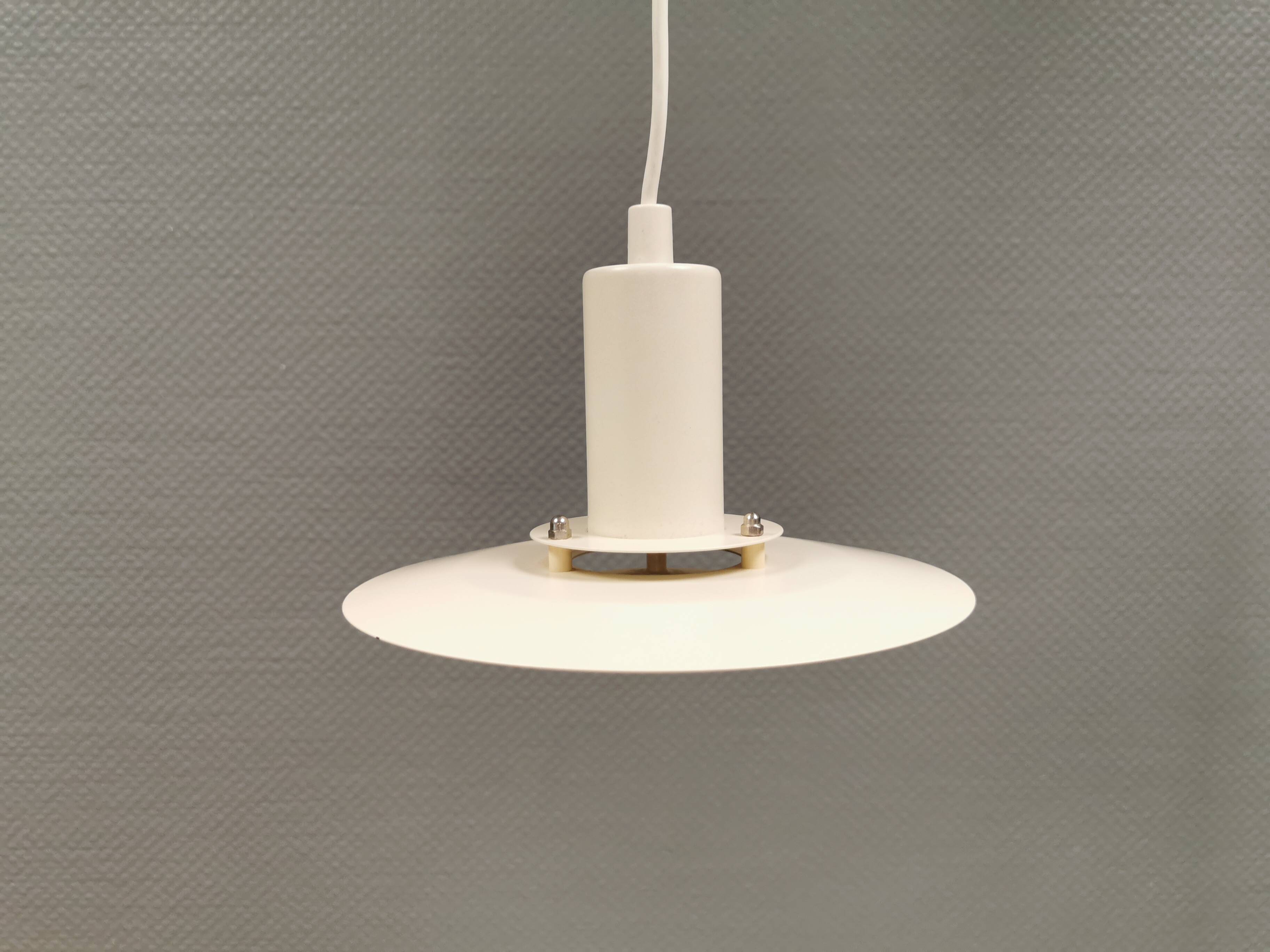 Une lampe suspendue minimaliste blanche de Lyfa Danemark, années 1980.