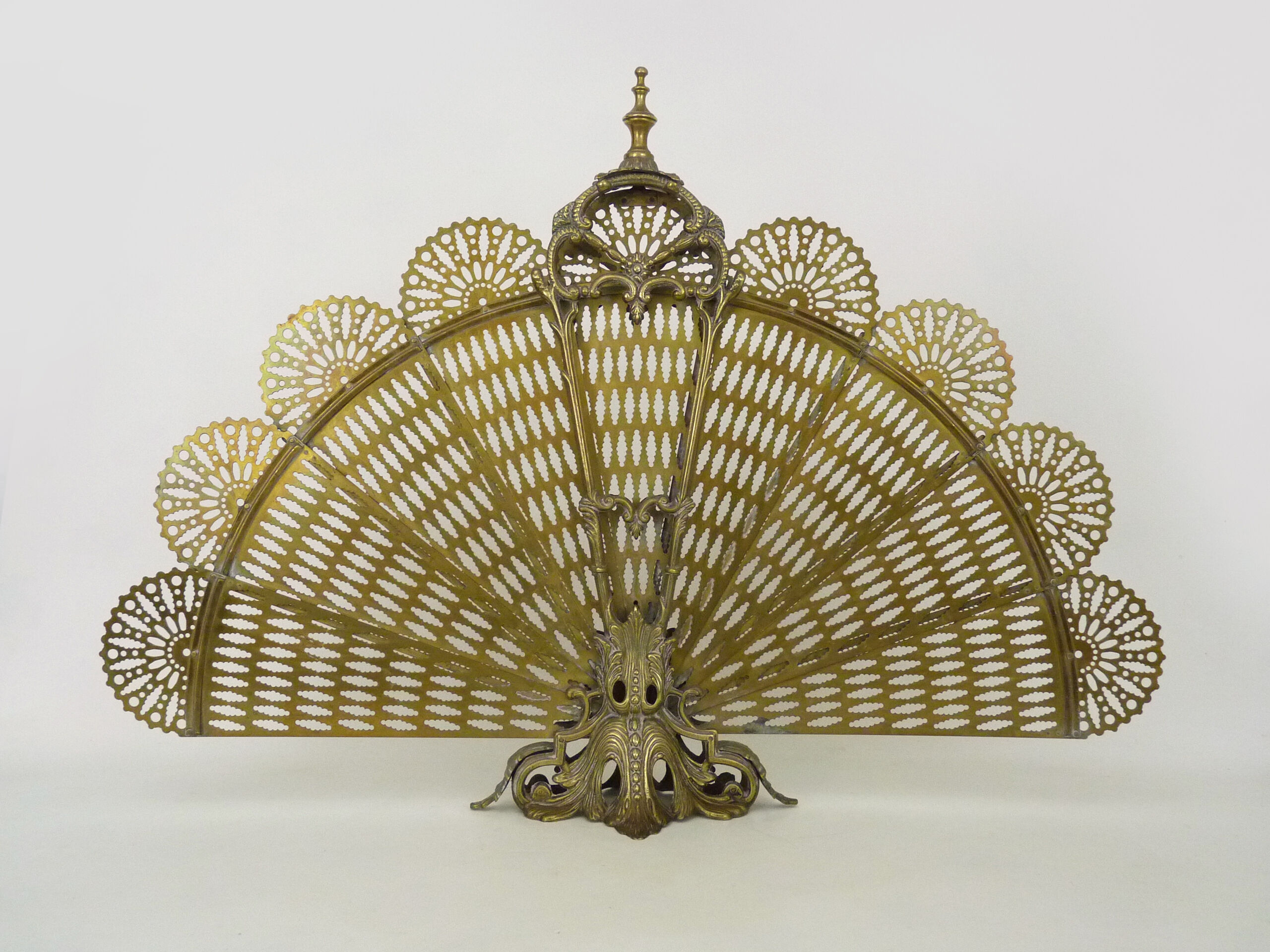 Old chimney fire barrier in fan. Gilded bronze. XIXth