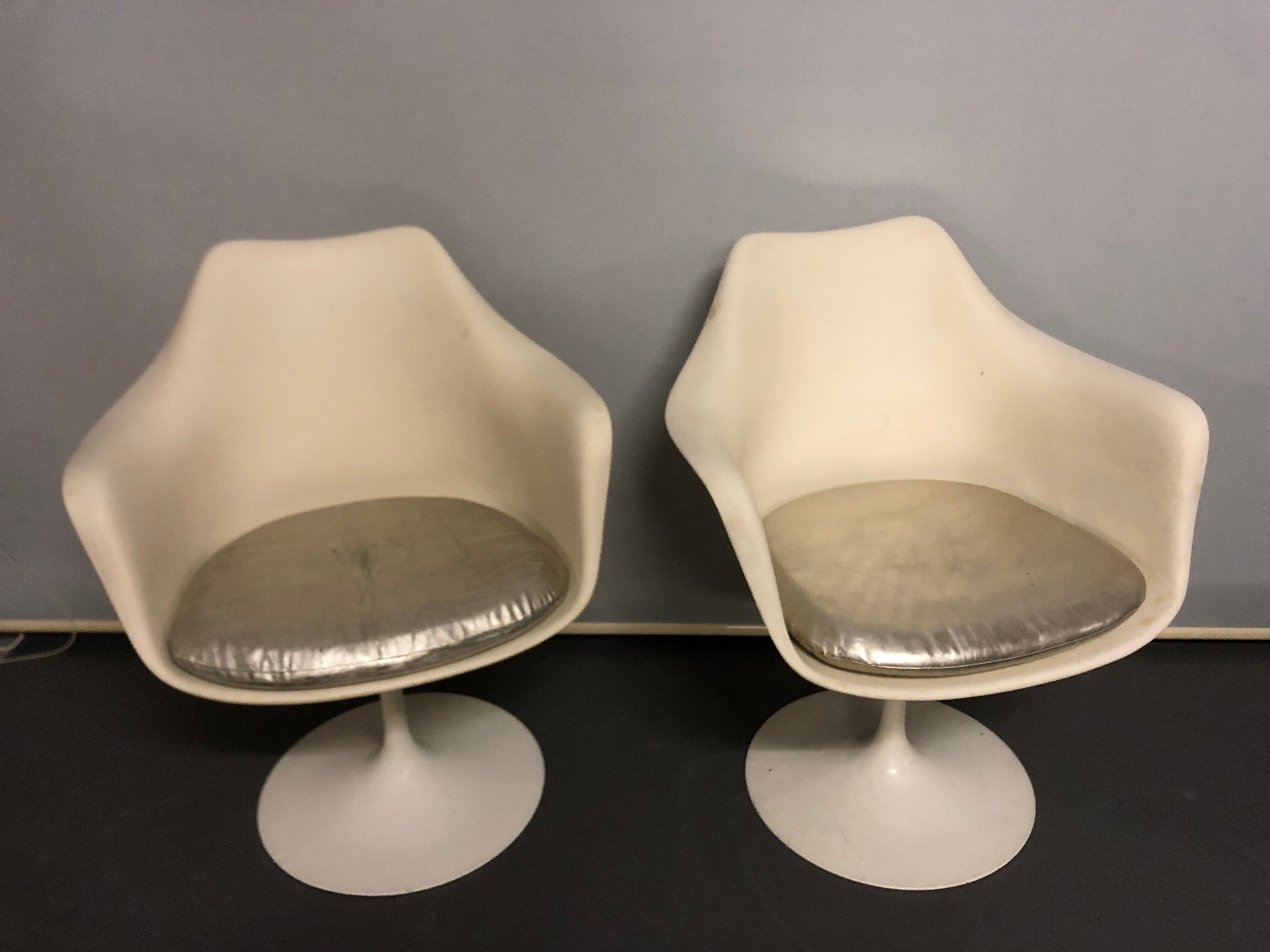 Pair of Tulip swivel chairs by Eero Saarinen for Knoll International, 1960s.