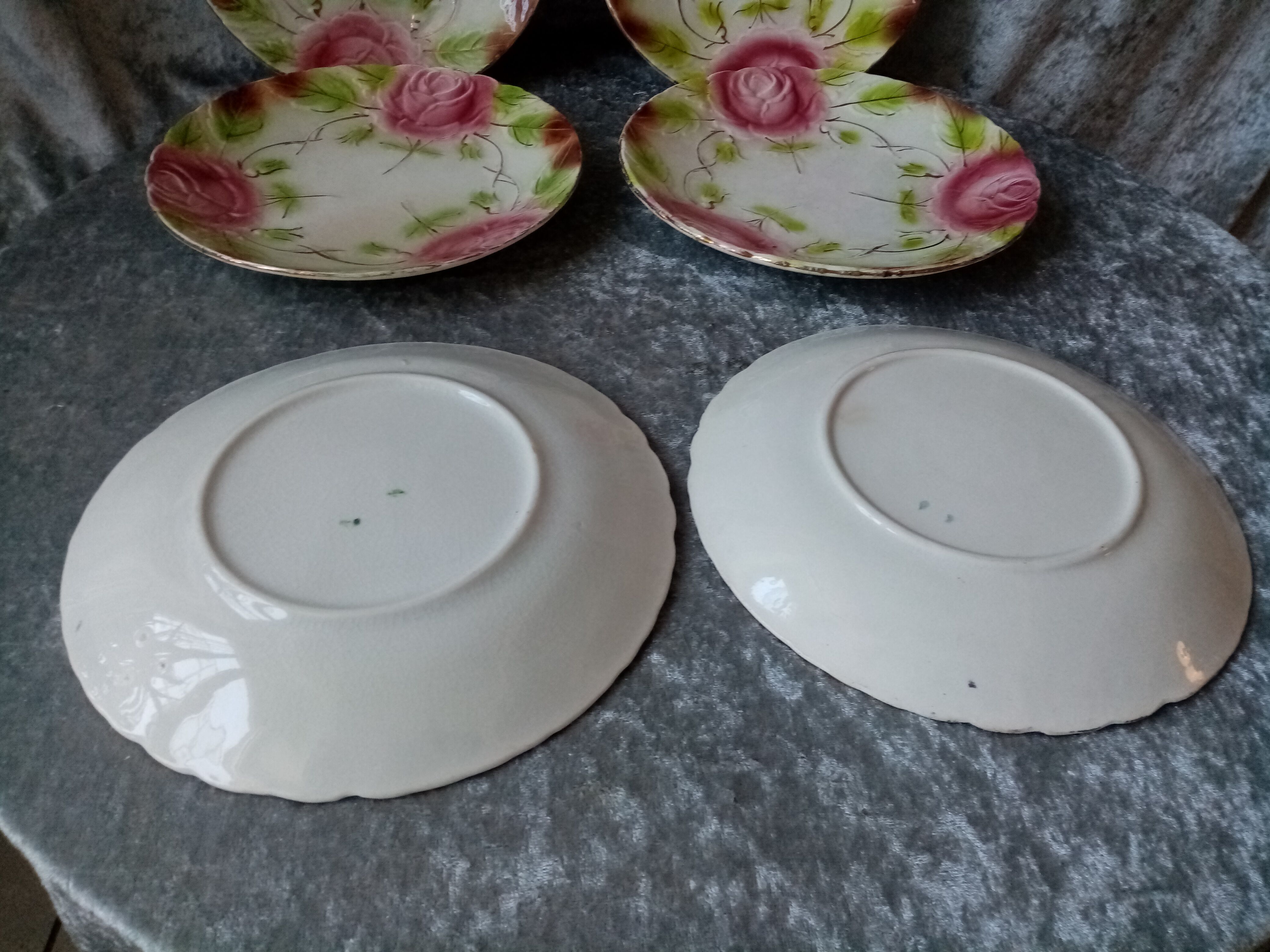Series of 6 plates in slip decorated with roses